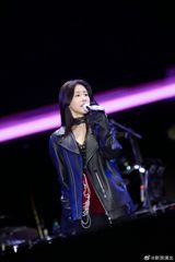 In a mesmerizing display of vocal prowess, Zhang Bi Chen left the audience in awe with her breathtaking performance at the recent concert. The singer, known for her powerful and emotive voice, took to the stage to deliver a thrilling set, expertly weaving together a medley of her hit songs, including "开往早晨的午夜" (Towards Morning's Midnight), "不及雨" (Not Enough Rain), and "光的方向" (The Direction of Light). Her voice soared, effortlessly switching between soaring highs and heartfelt lows, showcasing her impressive vocal range and control.