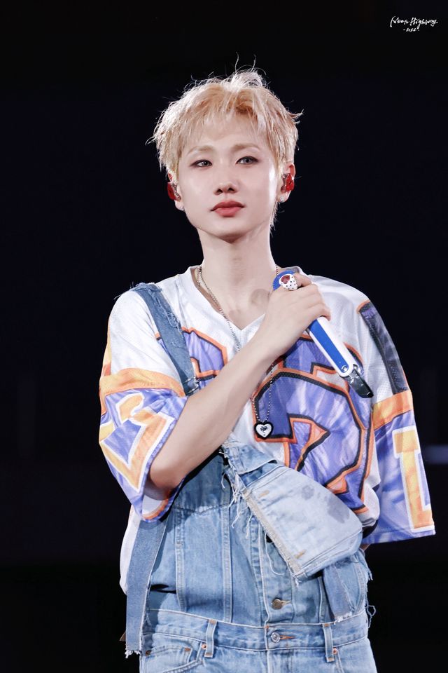 Chinese Pop Star Wang Sulong Sues Over Viral “Umbrella‑Throwing” Rumor】