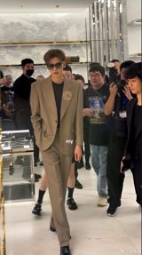 The phrase "毕雯珺好帅" has been making waves across social media platforms, with fans and followers of the Chinese singer and actor Bi Wenjun expressing their admiration for his striking looks and charismatic presence. The trend, which translates to "Bi Wenjun is so handsome," showcases a blend of his recent appearances and roles, highlighting a significant moment in his career.
