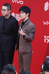 In a remarkable display of versatility and dedication, young Chinese celebrity Jackson Yee, also known as Yi Yangqianxi, has recently been lauded for his ability to balance dual commitments with unwavering professionalism. The phrase "Chen Luyu says Jackson Yee is soaring with both conferences/abilities" has been making rounds, originating from comments made by the renowned media personality and host, Chen Luyu, during the 19th FIRST Youth Film Festival's closing ceremony.