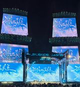 Liu Yuning's popularity has skyrocketed, with his fan base increasing by over 80,000 in a short span. The Chinese actor and singer recently held an online concert, where he performed 21 songs, including classics and new releases. The event was a huge success, with over 2 million viewers tuning in within 36 minutes of the concert starting. One of the highlights of the concert was Liu Yuning's bold fashion choice - a silver muscle-armor costume that quickly became a trending topic on social media. Netizens jokingly referred to it as a "tin foil chest wrapper" or "iron barrel armor," with some even creating memes and jokes about the outfit.