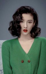 In a surprising turn of events, Chinese celebrities Ding Chengxin and Li Xueqin have taken the internet by storm with their rendition of the "Ding Ding Ding" hand gesture dance. The dance, which has been making waves on social media, has left many fans in stitches with its quirky and charming performance. The video, which has been widely shared on platforms such as Weibo, shows Ding Chengxin and Li Xueqin busted out their best moves to the catchy tune, complete with exaggerated hand gestures and facial expressions.