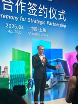 Volkswagen Sales and Marketing Executive Vice President Fu Qiang recently encountered an unexpected incident at the Shanghai Auto Show. A man was caught using professional 3D scanning equipment to collect data on the unreleased ID.3GTX kit. The incident sparked public discussion and speculation. However, Fu Qiang responded on Weibo, explaining the situation and revealing that the man was an ID.3 owner who wanted to scan the GTX kit to modify his own vehicle. Fu Qiang also announced that the man had been invited to attend a gathering of ID. car enthusiasts.