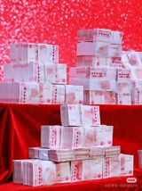In a heartwarming display of generosity, the owner of a hot pot restaurant in Sichuan Province's Suining City has made headlines by distributing the establishment's entire profits of 532,000 yuan (approximately $77,000 USD) over a three-day period to its employees. This remarkable act of kindness has sparked widespread discussion among netizens, with many praising the owner's selfless decision. The news, which has been trending on social media, highlights the hot pot restaurant's unique approach to employee appreciation and wealth sharing. According to reports, the highest amount received by an employee was 17,900 yuan, while ordinary staff members took home an average of 3,600 yuan.