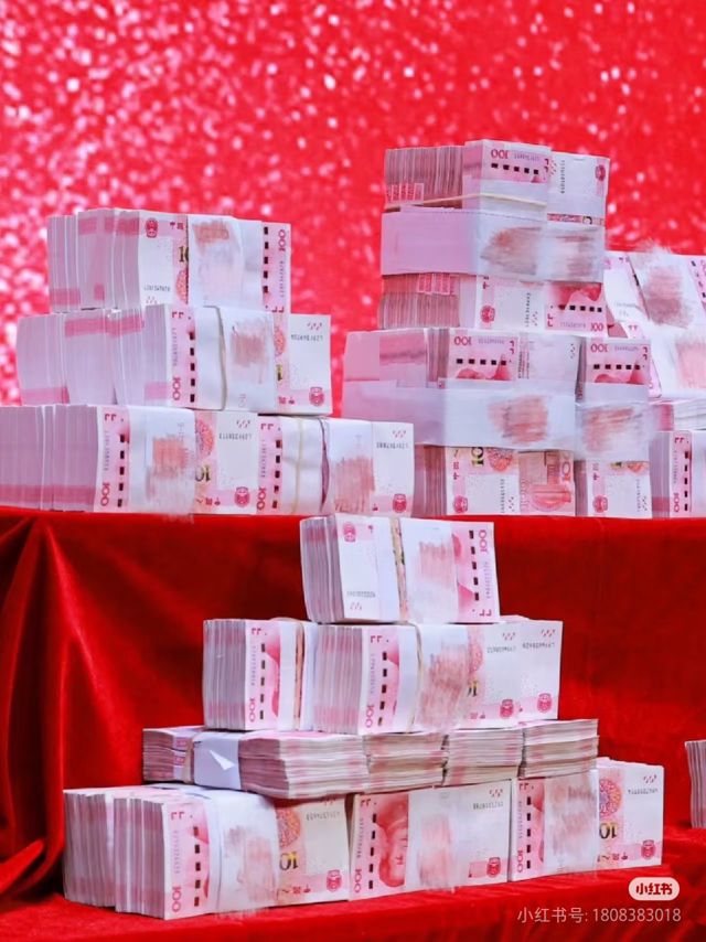 Sichuan Hot Pot Restaurant Owner Gifts Entire $77,000 Profit to Employees in Heartwarming Display of Generosity