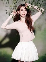 Chinese actress and singer Qi Wei has sparked a wave of conversation online after she candidly disclosed that an excessive Botox treatment left her facial muscles temporarily “frozen.” The admission, posted on the micro‑blogging platform Weibo, detailed how the injections caused her eyebrows to become immobile, resulting in a slanted, almost “drooping” eye appearance that she described as a “吊梢眼” (slanted eye). The actress said the Botox had essentially “pressed down on her eyes,” a side effect that lingered until the toxin wore off.