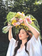 Chinese actress Kan Qingzi recently shared a heartwarming glimpse into her personal life, announcing her pregnancy through a series of maternity photos on Weibo, a popular Chinese social media platform. The images, which show Kan smiling sweetly while holding flowers, were accompanied by a caption that translates to "The best gift butterfly knot 🎀," symbolizing her joy and anticipation for this new chapter in her life.
