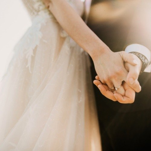 A recent court case in Guangxi, China, has sparked a heated debate among netizens on Weibo about the grounds for annulment of marriage. The case involves a husband who sought to annul his marriage due to his wife's alleged concealment of her medical history, which he claimed may render her infertile.