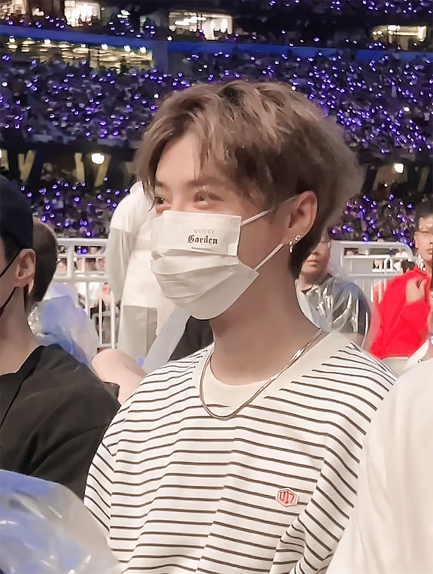 Luhan, a member of the popular K-pop group EXO, has sent fans into a frenzy after hinting that his girlfriend, actress Guan Xiaotong, may join him at his next concert. The brief exchange, which has been making the rounds on social media, shows Luhan responding to a fan's request to bring Guan Xiaotong to his next concert. The video, which was captured at the Bird's Nest Stadium in Beijing, shows Luhan smiling and nodding in agreement as a fan shouts out, "Bring Guan Xiaotong next time!" Luhan's response, a simple "Okay," has been interpreted by fans as a sign that Guan Xiaotong may indeed make an appearance at his next concert.
