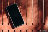 A growing trend in the United States has sparked a lively debate on Chinese social media platform Weibo, as more and more Americans are ditching their smartphones in favor of so-called "dummy phones" that can only make calls and send texts.