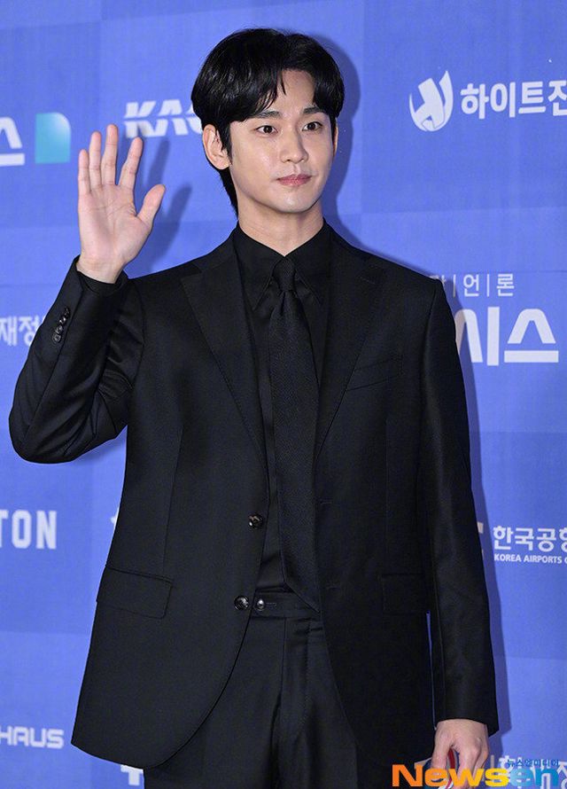 Kim Soo-hyun's Taiwan Fan Meeting Sparks Controversy with 18-and-Above Age Restriction