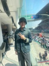 The 2025 F1 Chinese Grand Prix took place from March 21 to 23 at the Shanghai International Circuit, bringing a feast for the eyes to the audience. On March 23, the final race of the event commenced at 3 pm, with numerous celebrities attending the scene, including renowned singer Jay Chou and Chinese Go champion Ke Jie. Before the race, Ke Jie arrived at the Shanghai Grand Prix venue and even experienced a simulated car racing session, having previously claimed to possess a racing license.
