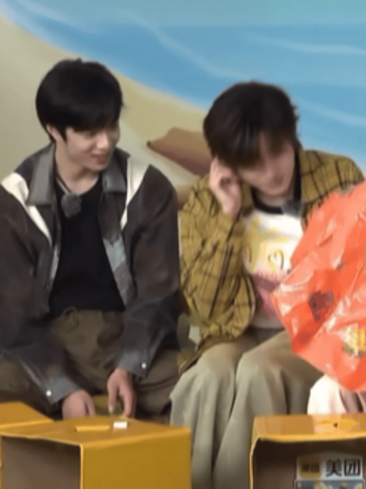 The phenomenon of "碗盆" (translated literally as "bowl basin" but referring to a popular cultural or entertainment trend in this context) has sparked a variety of reactions and reflections among fans and observers alike. On social media platforms, enthusiasts have been actively discussing and sharing content related to their favorite celebrities or "CP" (short for "coupling" or "pairing," referring to the fan's preferred romantic pairing within a show, movie, or real-life setting).