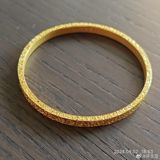 The recent surge in domestic gold jewelry retail prices to 1082 yuan per gram has sparked intense discussion among investors. The global economic downturn, escalating geopolitical tensions, central banks' gold hoarding, a weaker US dollar, and expectations of a US Federal Reserve rate cut have all contributed to the rising gold price. Notably, major brands such as Chow Tai Fook and Luk Fook have seen prices rise to 1082 yuan per gram, with Chow Tai Fook's pure gold jewelry price per kilogram increasing by 21 yuan to 1082 yuan and Chow Sang Sang's gold jewelry price per kilogram reaching 1080 yuan, a 28 yuan increase from its earlier price.