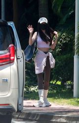 Chinese actress Yu Shuxin, better known to fans as Esther Yu, has become the latest fashion sensation on Chinese social media, sparking a wave of admiration for her “healthy beauty” as she navigates the tarmacs and terminals of China’s busiest airports. A string of Weibo posts, tagged #虞书欣机场私服好健康的美 (Yu Shuxin’s airport private outfits: healthy and beautiful), have turned her travel wardrobe into a viral talking point, with netizens dissecting each look and comparing the star’s street‑style sensibility to that of Western celebrities.