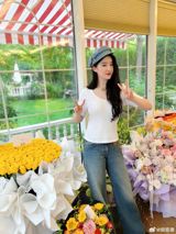 Liu Yifei, the Chinese actress known for her roles in "The Forbidden Kingdom" and "Once Upon a Time," celebrated her 37th birthday on August 25th. The actress marked the occasion with a simple yet elegant photo shoot, surrounded by flowers and love.