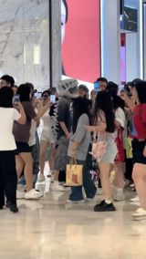 A wave of excitement has swept through Zhengzhou this week as fans of Chinese pop star Luhan have taken to social media to share a series of unexpected sightings of the celebrity in the city. The posts, which have been trending on Weibo under the tag “鹿晗郑州” (literally “Luhan Zhengzhou”), range from spontaneous “偶遇” (chance encounters) at a local shopping mall to a light‑hearted “spot‑the‑difference” image that juxtaposes the star’s distinctive shark‑head hat with everyday shoppers.