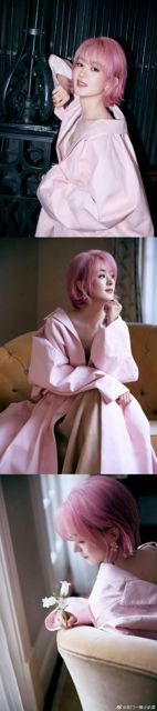 The phenomenon of Zhao Liying's "粉雾梦境" (powder mist dream) has sparked a heated debate among netizens. On May 5th, the 37-year-old actress suddenly released a series of stunning pink-haired selfies, which instantly went viral on social media. The photos showcased her effortless elegance, with her pink-dyed hair and blue-embroidered details complementing her porcelain skin and sharp facial features. The hashtags #赵丽颖进入粉雾梦境# and #赵丽颖粉发# quickly topped the trending charts, with over 3 billion views and 5 billion plays on Douyin and Bilibili, respectively.