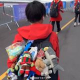 As the 2024 Paris Olympics kicked off, Chinese diver Quan Hongchan has become the center of attention not just for her exceptional skills, but for her remarkable backpack. The 17-year-old Olympic champion's backpack has been dubbed the "zoo pack" by netizens, due to her unique habit of decorating it with various plush toys and trinkets.