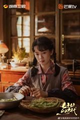 The popular Chinese reality show "种地吧" (Let's Farm) has been embroiled in controversy after its director responded to rumors of adding new members to the show's third season. The director stated, "We respect their choices, and the door will always be open for the young people." This statement has sparked a heated debate among fans and netizens, with many expressing their opposition to the idea of adding new members to the show.