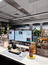 A recent online discussion sparked by the phrase "HR看我工位笑了" (HR laughed at my workstation) has set off a wave of heated debates among netizens. The topic, which roughly translates to "HR's reaction to my workspace," has inspired many to share photos of their own workstations, showcasing their unique office environments. However, beneath the surface of this lighthearted discussion lies a more profound commentary on the intricacies of workplace dynamics and the role of human resources (HR) in shaping employee experiences. As users share their perspectives on what makes a workspace appealing or unappealing to HR, a nuanced exploration of office politics, employee motivations, and the blurred lines between personal and professional spaces has emerged.