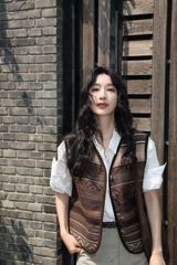 Chinese actress Zhang Li has issued a public apology after being caught on camera allegedly obscuring her car's license plate, sparking a mixed reaction from the public. The incident was first exposed by an entertainment gossip account, which claimed that the spare tire mounted on Zhang Li's customized off-road vehicle blocked the last digits of her license plate, making it unidentifiable.