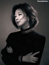 In a recent statement, Du Hua, the founder of Yuehua Entertainment, has sparked attention by emphasizing that artists should focus on improving themselves rather than relying on the company's popularity. This comes after the release of Yuehua Entertainment's financial report, which showed that the company's revenue for 2024 was 765 million yuan, a 1.2% increase from the previous year. Notably, popular artist Wang Yibo was revealed to have contributed over 60% of the company's revenue, with his influence continuing to grow. Du Hua's statement has raised eyebrows, as it suggests that artists should not simply ride on the coattails of the company's success, but rather work to create their own value.