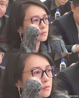 Zhang Ziyi's decision to attend a meeting without makeup has sparked heated discussions online. The 46-year-old actress, known for her stunning beauty and impressive acting career, was seen wearing glasses and taking notes during the meeting, exuding a sense of elegance and professionalism. Her natural beauty shines through in the photos, with her simple yet stylish outfit and glasses giving her a fresh and youthful appearance.