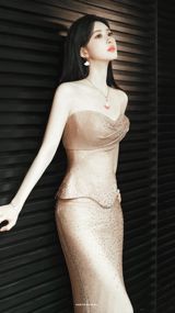 The recent livestream of Chinese actress Meng Ziyi on a plane has sparked widespread discussion and debate about public space behavior, social norms, and the responsibilities of celebrities. Meng, known for her sweet appearance and straightforward personality, had intended to connect with her fans and share her travel experiences through the livestream. However, her actions have raised concerns about the potential disruption to other passengers and the possible breach of flight safety regulations.
