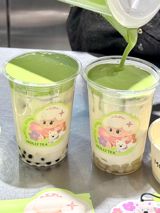 In a bizarre incident that has sparked widespread concern, a customer discovered a complete plastic bag in their drink from the popular tea brand, Molly Tea. The shocking discovery was made when the customer inserted a straw into their drink and found something obstructing it. Upon further investigation, a transparent plastic bag with the company's product label was pulled out of the cup. This alarming event has raised serious questions about the brand's quality control and consumer safety.