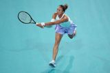 In a dominant display, Chinese tennis star Zheng Qinwen secured a spot in the quarterfinals of the WTA 1000 Miami Open with a 2-0 win over Kruger, taking the match 6-2, 7-6(3). This victory marks her first quarterfinal appearance at the Miami Open and her eighth quarterfinal appearance in a WTA 1000 tournament, a significant milestone in her professional tennis journey.
