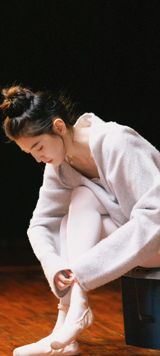 In a surprising turn of events, Taiwanese singer Wang Xinling, also known as the "Sweetheart Goddess," has become the talk of the town for a rather unusual reason. During her recent concert in Ningbo, Zhejiang, on February 22nd, Wang Xinling addressed a topic that has been gaining traction online - her unintentional status as a "high-definition quality unit." This peculiar phenomenon has arisen due to the astonishingly clear and high-quality videos of her concerts being shared by fans, which have surpassed even the official releases in terms of clarity.