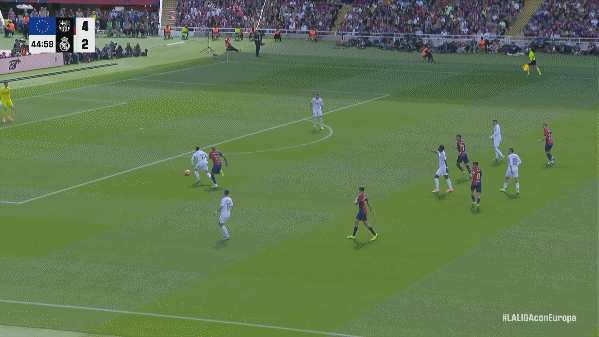 Barcelona Stuns Real Madrid with 4-2 Halftime Lead in La Liga Thriller