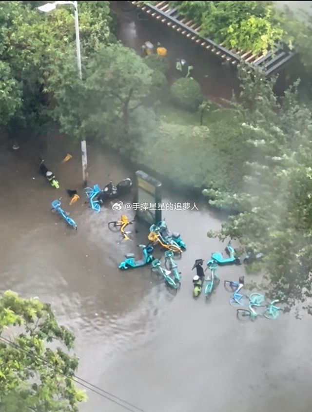 Zhengzhou Raises Flood Alert to Level III Amid Heavy Rainfall, Sparking Memories of 2021's Deadly Floods