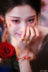 In the midst of a bustling Tang dynasty, a fantasy world of humans and demons coexists, setting the stage for the captivating Chinese television drama, "无忧渡" (The Demon Hunter's Romance). The show, which premiered on April 12, 2025, on iQIYI, has been generating significant buzz, with its ratings skyrocketing to over 9,500. At the heart of the story are two complex characters: 宣夜 (Xuān Yè), a mysterious and powerful demon hunter played by 任嘉伦 (Ren Jialun), and 段半夏 (Duàn Bànxià), a young woman with the ability to see demons, portrayed by 宋祖儿 (Song Zu'er).