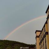 In the evening of July 23rd, a breathtaking sight appeared in the skies above Jinan, China, captivating the attention of pedestrians and commuters alike. A magnificent super large rainbow, and in some cases, a double rainbow, emerged after a period of rain, painting the evening sky with vibrant colors. The natural phenomenon, which occurred during the evening rush hour, brought the city to a momentary standstill as people stopped to marvel at the beauty above.
