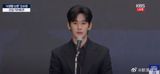 In a shocking turn of events, Korean star Kim Soo-hyun, also known as 金秀贤 in Chinese, was scheduled to visit Taiwan to participate in the "Kaohsiung Cherry Blossom Festival" and meet with fans. However, due to controversy surrounding his past relationship with the late actress Kim Sae-ron, he was forced to cancel his trip at the last minute. The news left many fans heartbroken, with some even traveling from as far as Hong Kong, Singapore, and Malaysia to show their support. Despite Kim Soo-hyun's absence, fans still gathered at the "Tears of the Queen" pop-up shop, where they expressed their disappointment and sadness. Some fans were seen crying, while others held up banners with messages of support, such as "We will always be your reliable pillar, Showman." The fans' emotional reactions were palpable, with one fan from Hong Kong breaking down in tears during an interview, having loved Kim Soo-hyun for over 10 years.