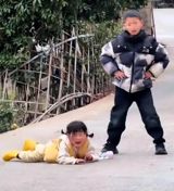 In recent days, a four-year-old Chinese social media influencer, known as "瑶一瑶小肉包" (Yao Yi Yao Xiao Rou Bao), has been at the center of controversy. With over 20 million followers, Yao Yi Yao's online presence has sparked debates about the ethics of child influencer marketing and the potential exploitation of children for financial gain. The controversy began when a video of Yao Yi Yao being tripped by a young boy and falling to the ground went viral, leading many to question whether the incident was staged for the sake of entertainment and online traffic.