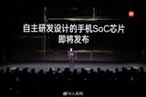 The recent announcement by the US to escalate export controls on high-end AI chips to China has sparked a heated debate among experts. Not only does the ban prohibit US companies from supplying these chips to China, but it also extends the ban to a global scale for the first time. Chinese experts argue that this move will accelerate China's efforts to establish an independent tech supply chain, unaffected by US technology.