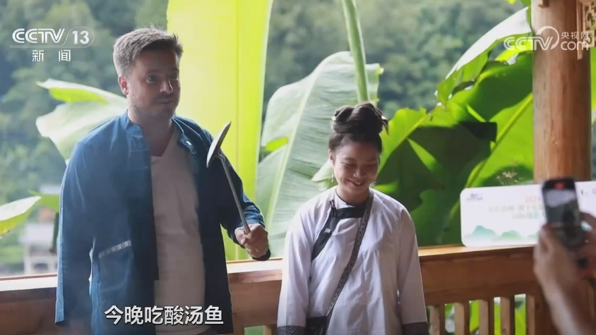 A French travel blogger, known as Tang Annuo, has been making waves on Chinese social media platform Weibo with his enthusiastic reviews of local cuisine during his trip to Guizhou province. The blogger's adventures in the rural town of Daliang Minority Village have gained a significant following, with many netizens praising his efforts to promote Chinese culture and food.