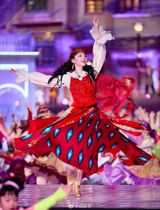 At this year's Spring Festival Gala, the ancient city of Kashgar in Xinjiang was chosen as a sub-venue for the first time. The event showcased the region's rich cultural heritage, with folk songs and dances captivating the audience. Chinese Foreign Ministry spokesperson Hua Chunying expressed her admiration for the event and highlighted the beauty and cultural diversity of Xinjiang.