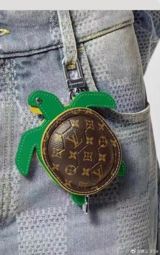 Chinese Olympic diver Quan Hongchan has been making headlines recently, but this time it's not just for her impressive athletic achievements. The 14-year-old diving sensation has been spotted sporting a Louis Vuitton (LV) backpack, complete with two turtle-shaped keychains, sparking a heated debate among Chinese netizens on social media platform Weibo.