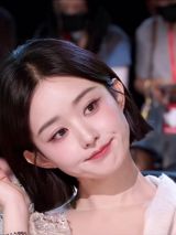 Zhao Liying's early evaluation of the TV series "You Who Came from the Stars" has sparked a heated debate among netizens. Her comments on the male lead character in the series were shared online, with some netizens criticizing her for being inappropriate in her evaluation of a senior actor's work. The online discussion has highlighted the complexities of the entertainment industry, where actors' opinions and comments can have a significant impact on their public image and relationships with their colleagues.