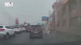 A devastating multi-vehicle collision occurred on a bridge in Bazhong, Sichuan Province, resulting in the deaths of five people and severe injuries to one other person. According to eyewitness accounts and video footage, a heavy-duty cargo truck lost control and crashed into multiple vehicles stopped at a red light on January 22. The force of the impact was so great that it sent shockwaves through the crowded bridge, causing a chain reaction of collisions involving 12 vehicles.