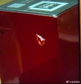 A recent incident has sparked widespread discussion and controversy on social media, with many questioning the fairness of the situation. Li, a delivery rider for the food delivery platform Flash Delivery, was tasked with delivering a package from a Huawei experience store in Hangzhou to another store in the same city. The package, which contained a Huawei tablet, was wrapped in a red box with a white tote bag. Unfortunately, the package was damaged during transportation, resulting in a tear on the red box.