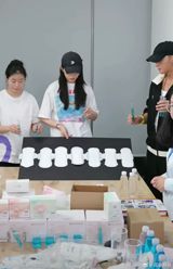 Recently, Chinese pop star Huang Zitao sparked widespread attention by launching a new line of sanitary napkins during a live streaming session. As a singer venturing into the hygiene products industry, the question on everyone's mind is whether his product meets the needs and health standards of women. The product being marketed as "medical-grade" and having undergone multiple tests, we will examine what this label truly means and whether it lives up to the standards of safety and effectiveness that women expect from their hygiene products.