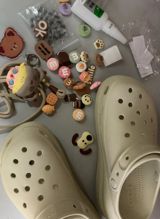 The "Dong Dong Shoe" phenomenon, also known as "洞洞鞋上岗" in Chinese, has taken the fashion world by storm. This trend, which originated in China, refers to the practice of wearing Crocs, a type of casual, hole-ridden shoe, as a fashionable and comfortable choice. The term "上岗" means "to start work" or "to go on duty," implying that the shoes are ready to be worn and take on the day.