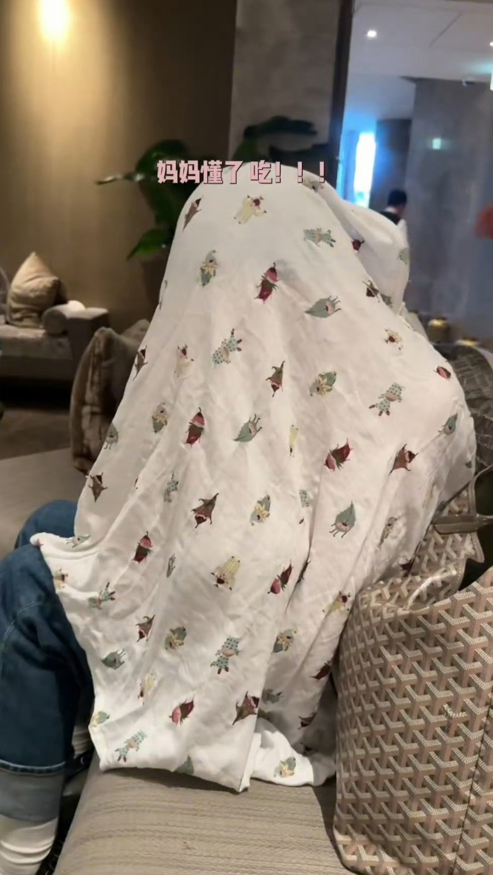 Chinese actress Zhang Meng found herself at the center of a social media firestorm after a candid photograph of her nursing her four‑month‑old son went viral last week. The image, taken in a bustling Hong Kong airport, shows the mother discreetly covering her head with a large piece of cloth while she breastfeeds, a makeshift solution born out of necessity rather than choice. With no mother‑and‑baby room in sight, Zhang’s improvised privacy shield quickly sparked a wider conversation about public breastfeeding facilities in China and beyond.