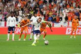 The European Cup semi-final match between the Netherlands and England has sent shockwaves throughout the football community. In a thrilling encounter, Harry Kane, the English striker, scored a penalty in the 18th minute, helping his team equalize the score. This goal marks a significant milestone in Kane's career, as he surpasses Antoine Griezmann to become the top scorer in the European Cup elimination stage.