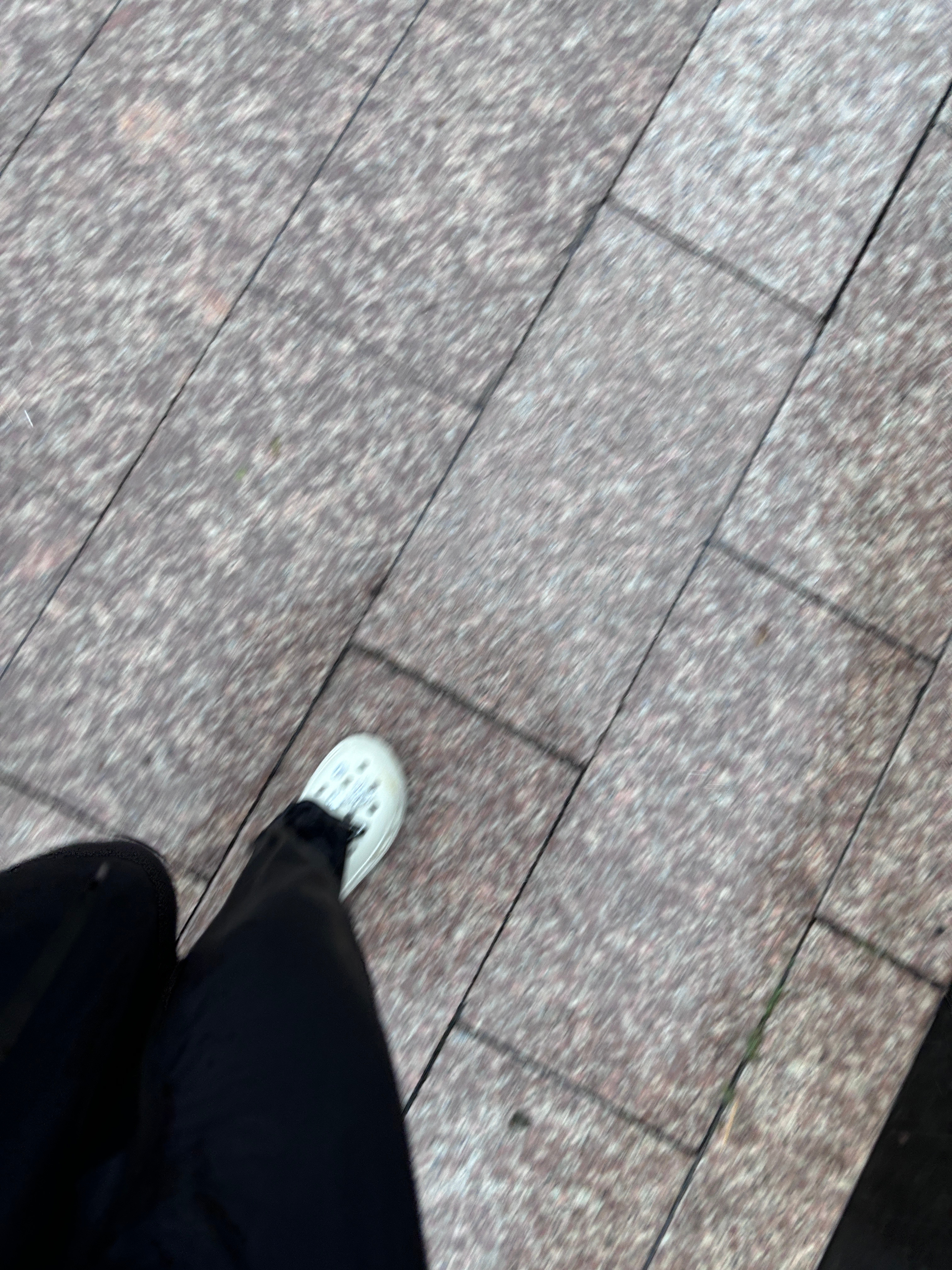 The torrential rains that have battered Shanghai in recent days have brought to the forefront a long-standing concern for the city's gig economy workers, who are often at the mercy of the elements. On social media, many workers took to expressing their frustration and exasperation, begging for a reprieve from the relentless downpour.